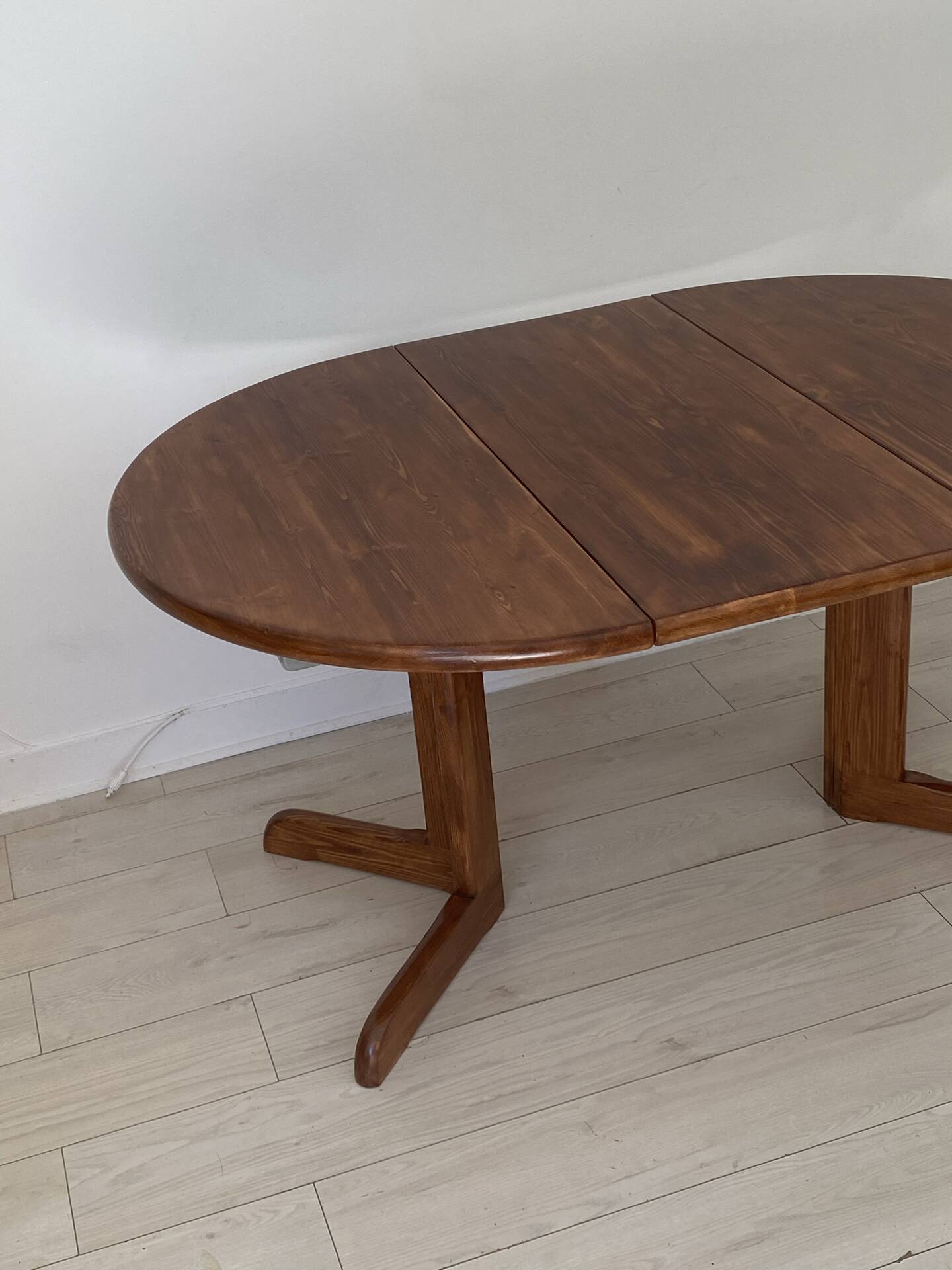 Extendable table for 4/6 people in pine.