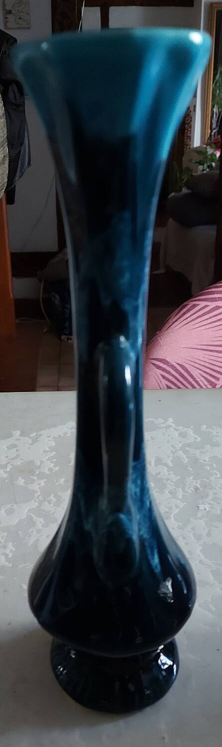 Slim single-flower vase in navy blue enamel