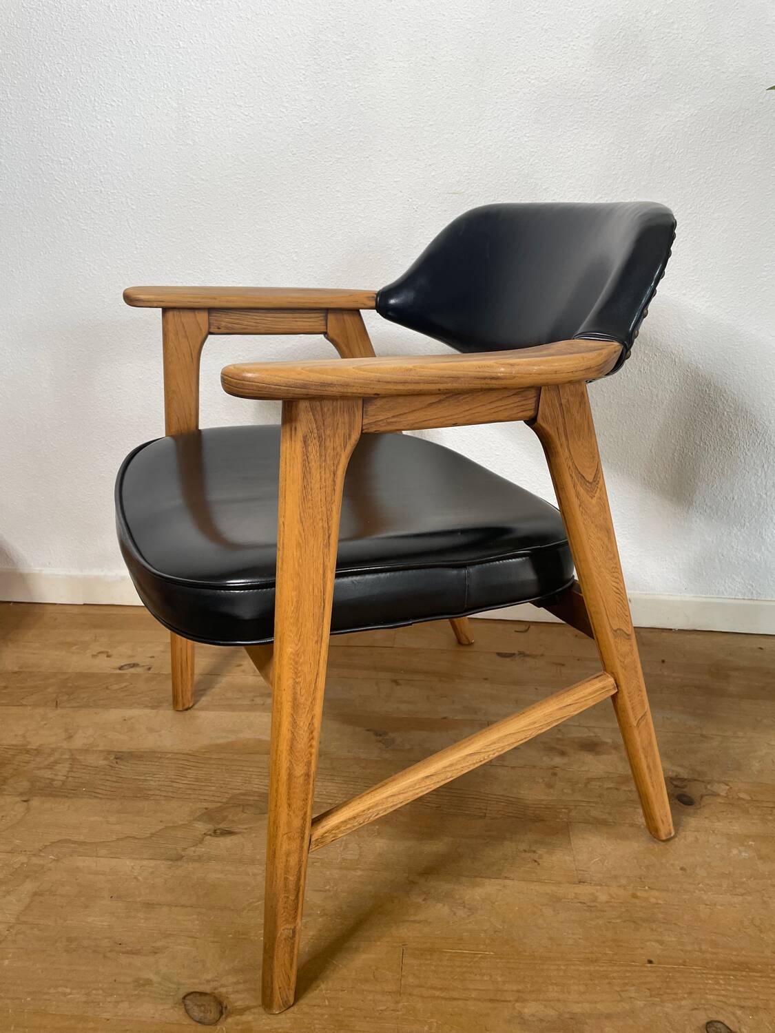 Scandinavian armchair by Erik Kirkegaard in oak and leather, 1960s
