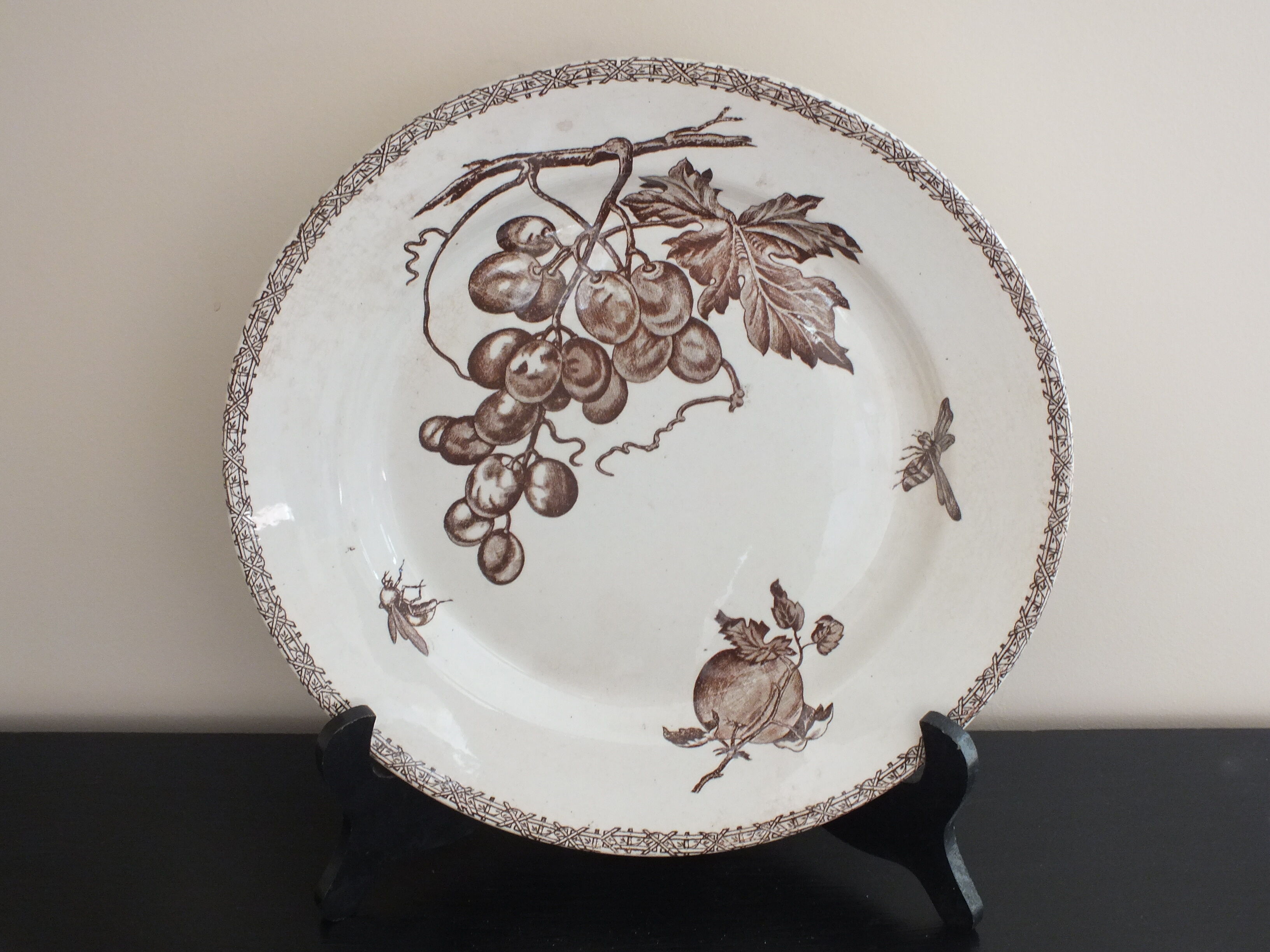 Round dish n°3 Choisy le Roi en Terre de Fer decoration fruits and insects