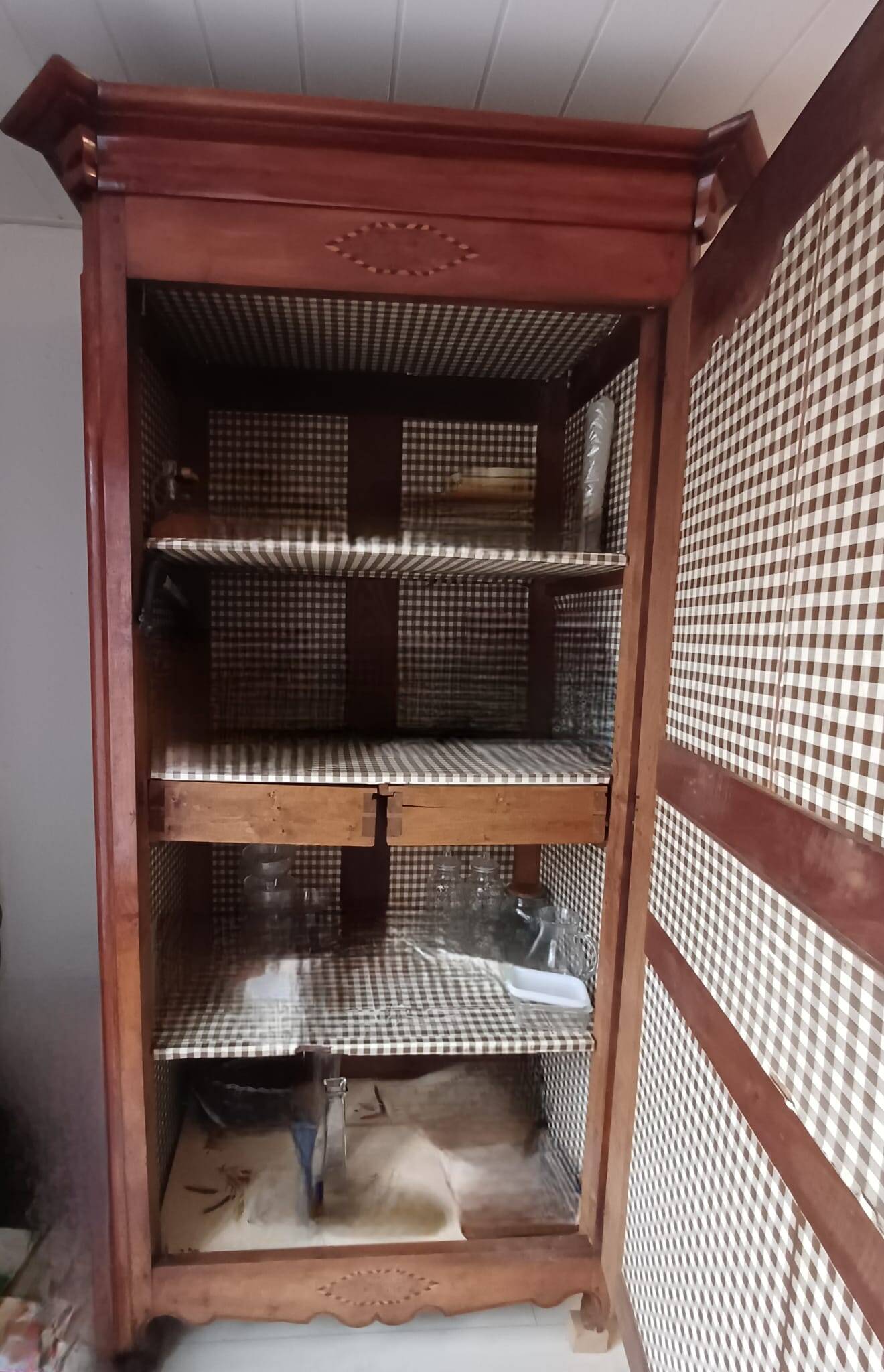 Antique Vendée cabinet in solid wood