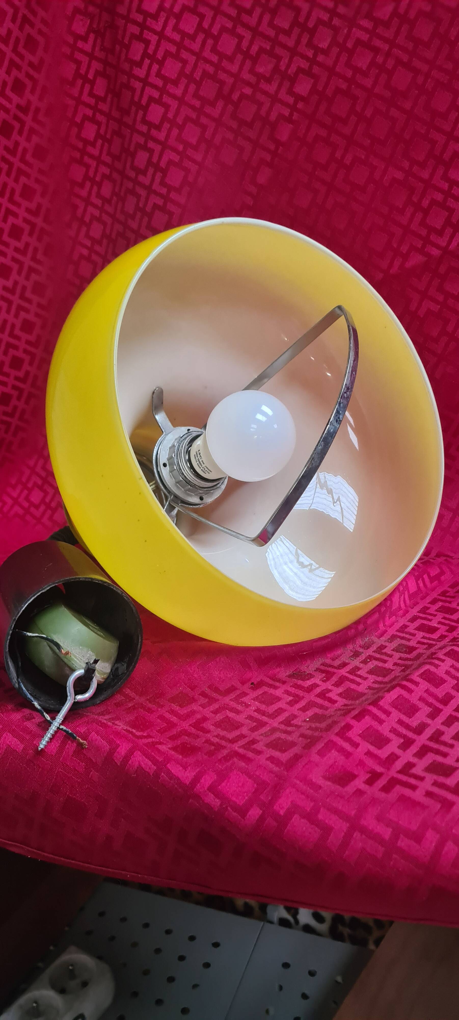 1970 adjustable pendant light, bright yellow opaline, very good condition, hangs h 65,,,, h28x25