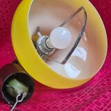 suspension 1970 reglable opaline jaune vif  tres bon etat acroche  h 65  ,,,,  h28x25