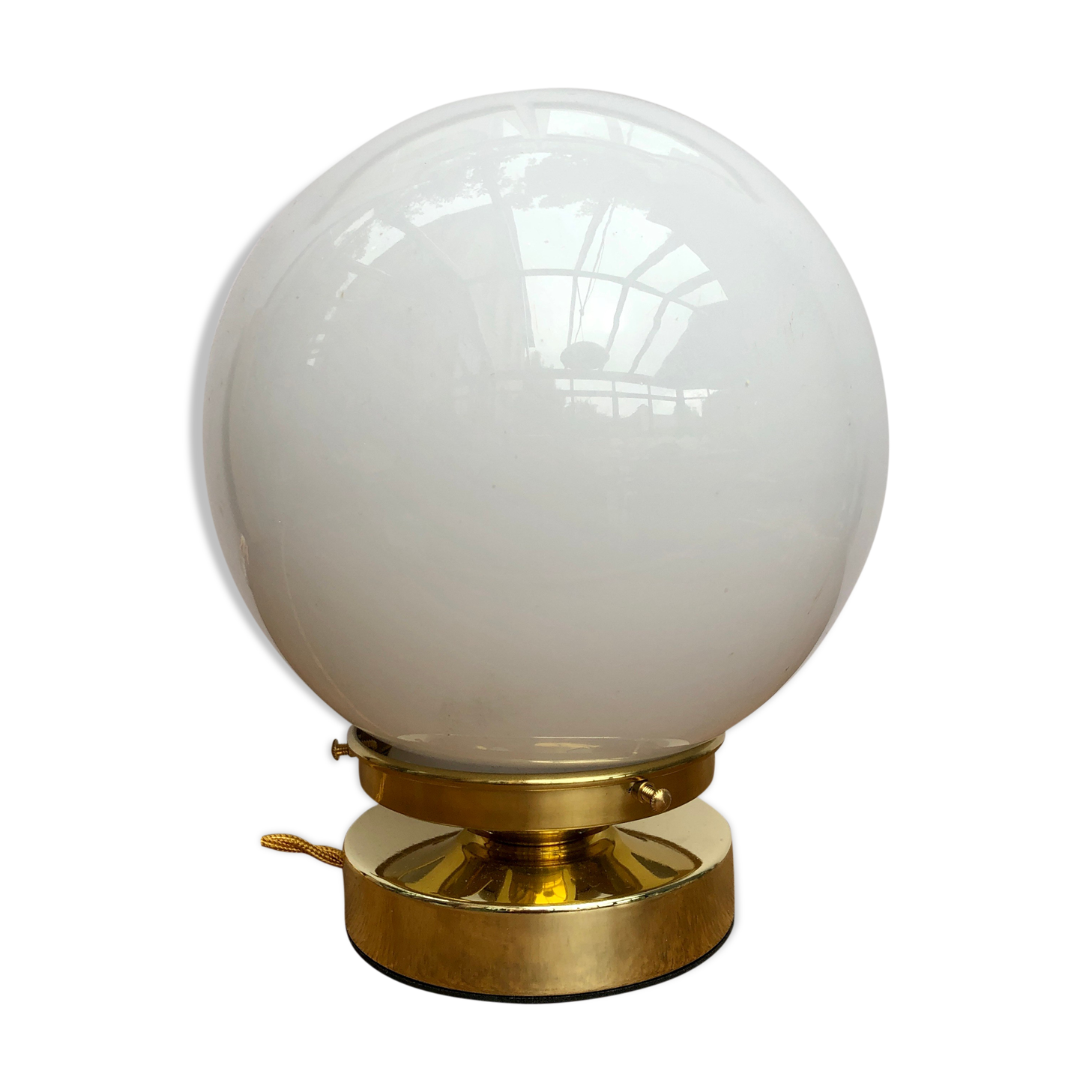 Globe-laying lamp in white opaline