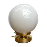 Globe-laying lamp in white opaline