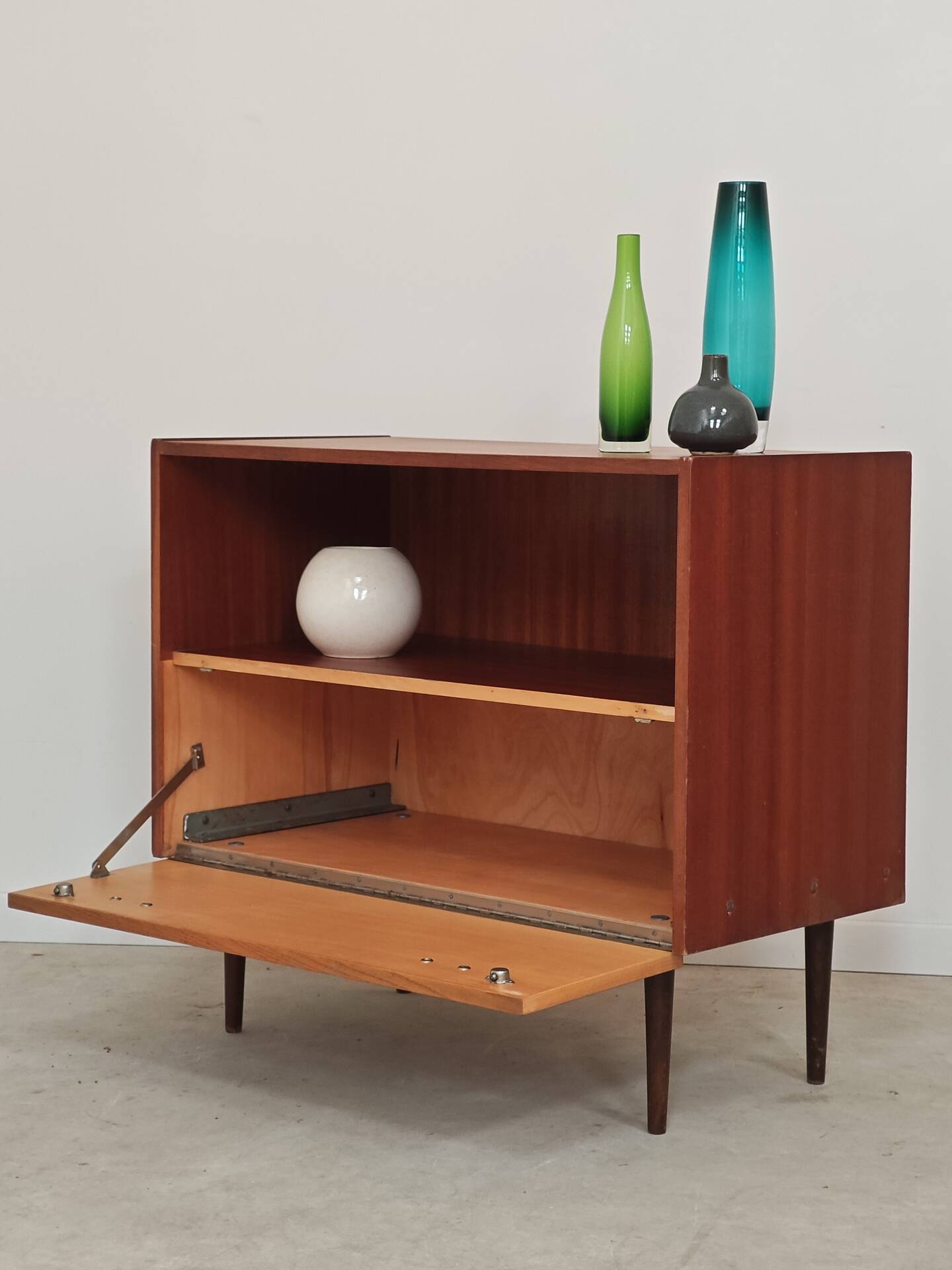 Petit meuble d'appoint buffet en bois 1970