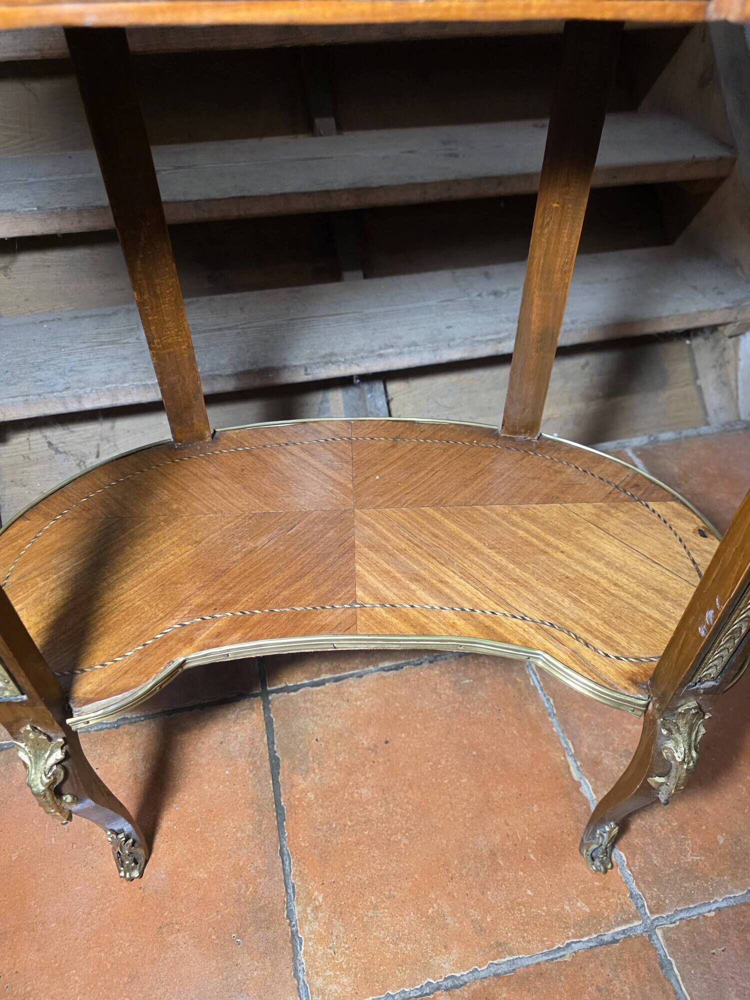 Kidney-shaped bedside table in Louis XV style with marquetry.