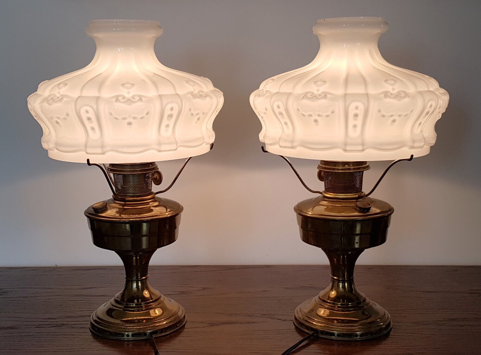 Pair of Aladdin Model 11 table lamps in satin brass, UK, 1922