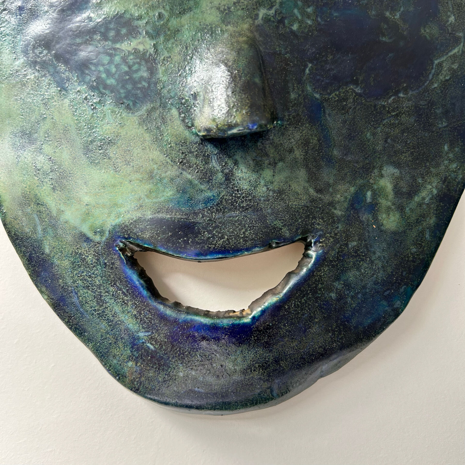 Masque brutaliste signé