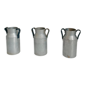 Lot de trois pots à lait en aluminium