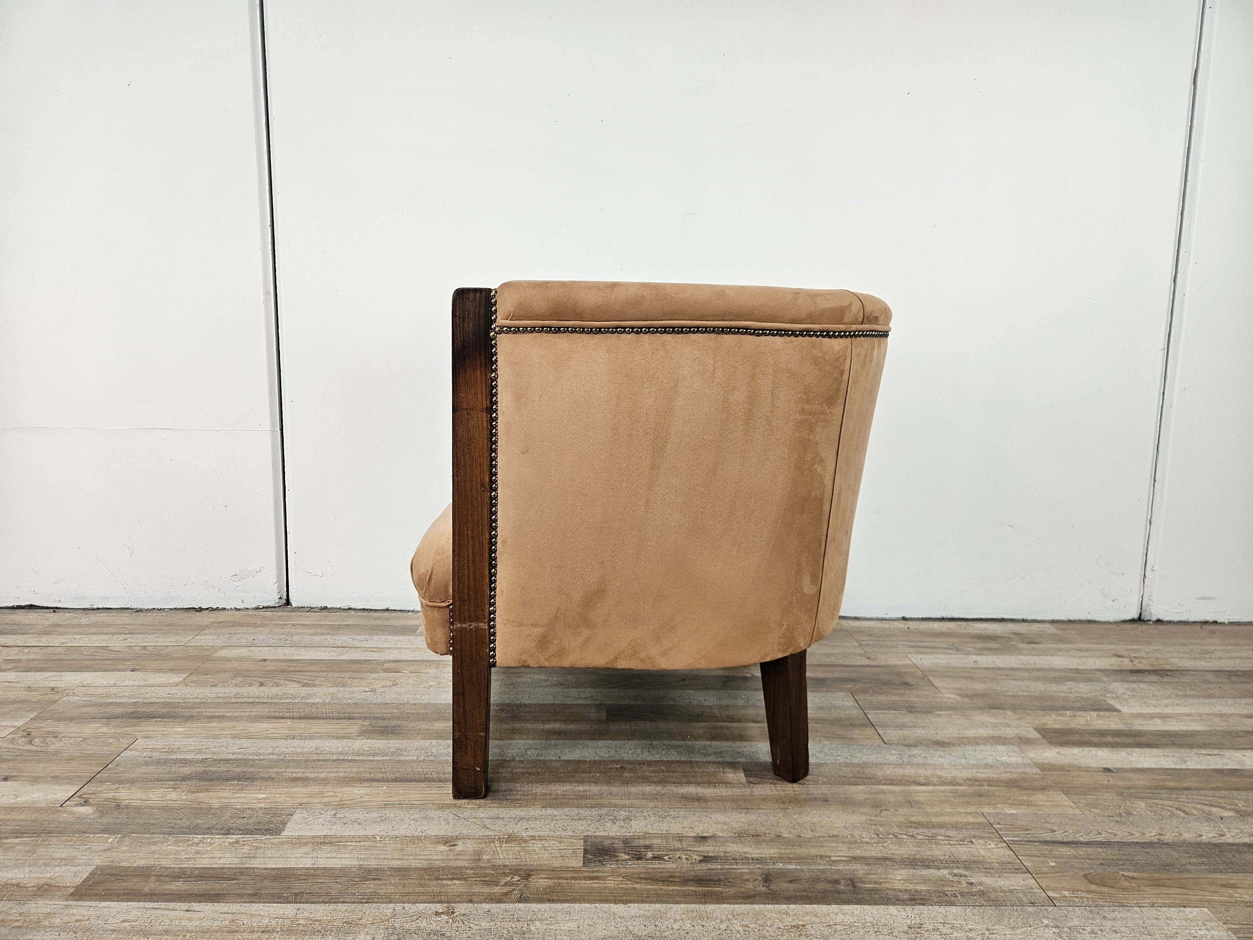 1940s Art Decò armchair in walnut and velvet