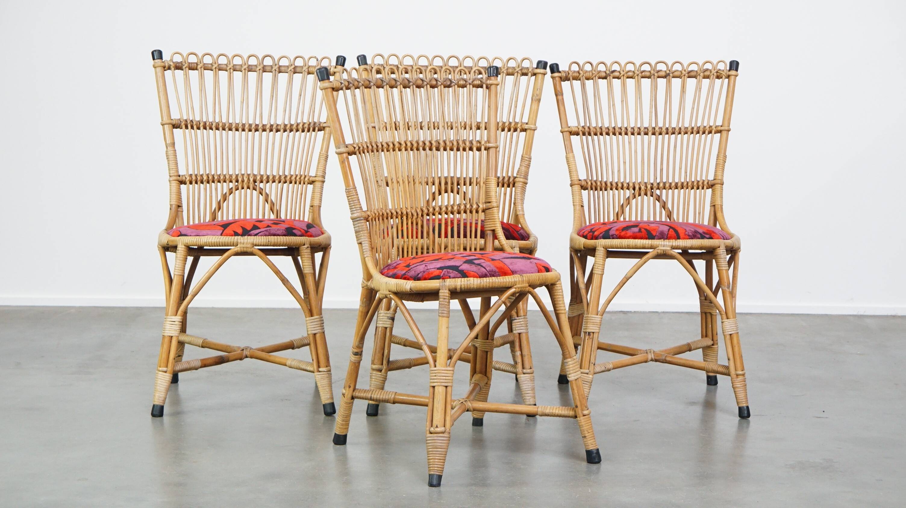Set of 4 subtle and charming vintage 60s rattan boho chairs with colorful upholstered seats