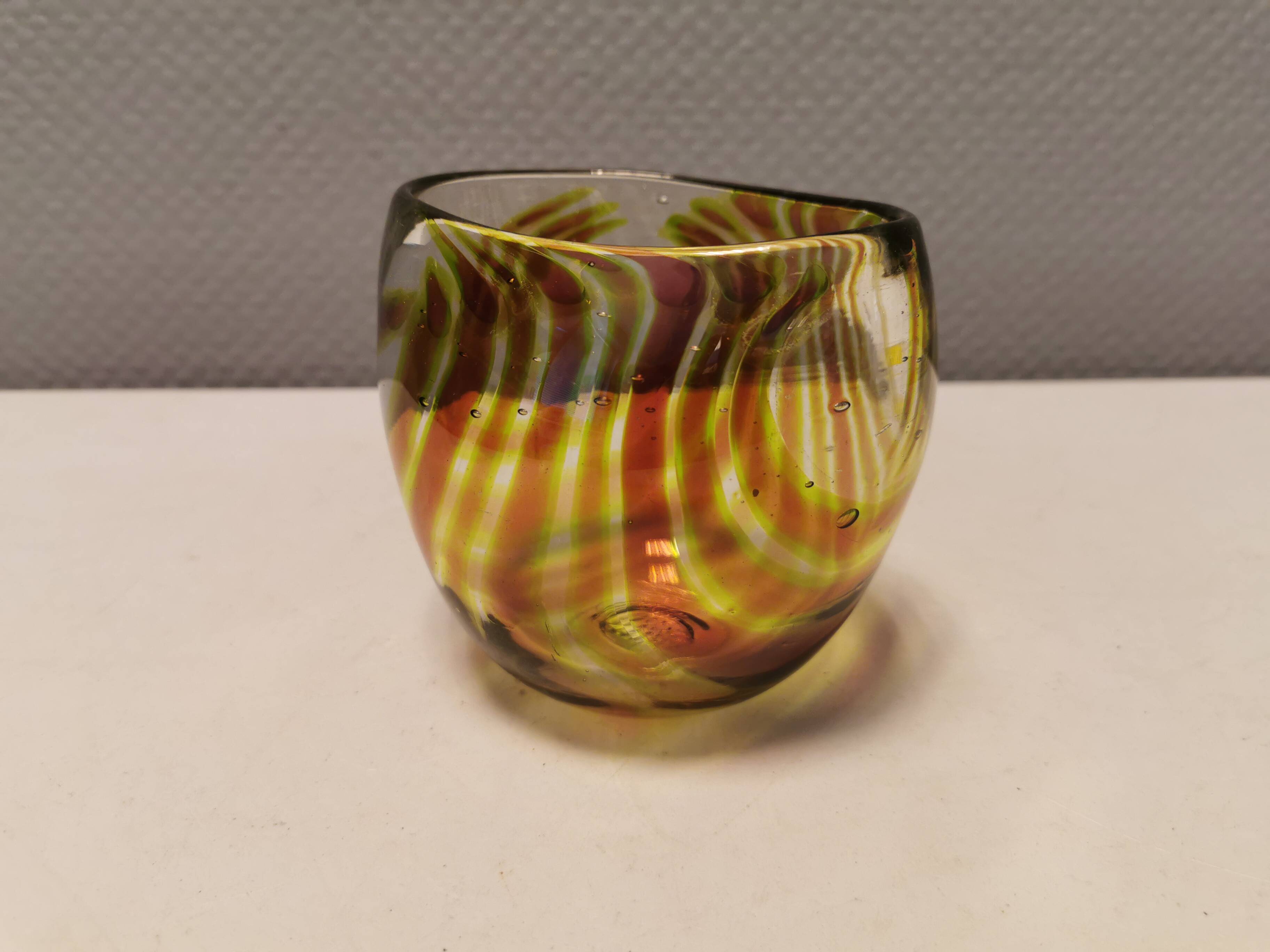 Beautiful mouth-blown vase in beautiful colours.