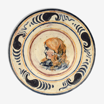 Plat en faïence à décor polychrome d'un portrait d'une femme