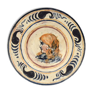 Plat en faïence à décor polychrome