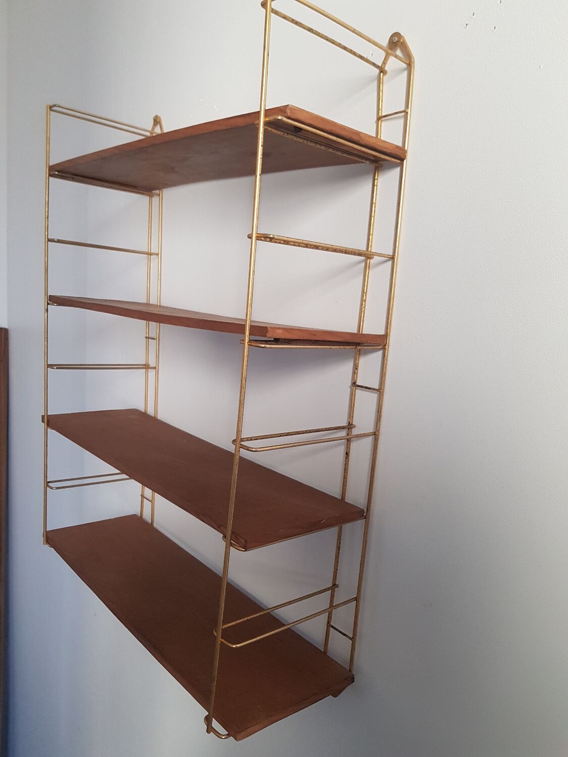 Etagere metal doré et tablettes en bois