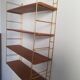 Etagere metal doré et tablettes en bois