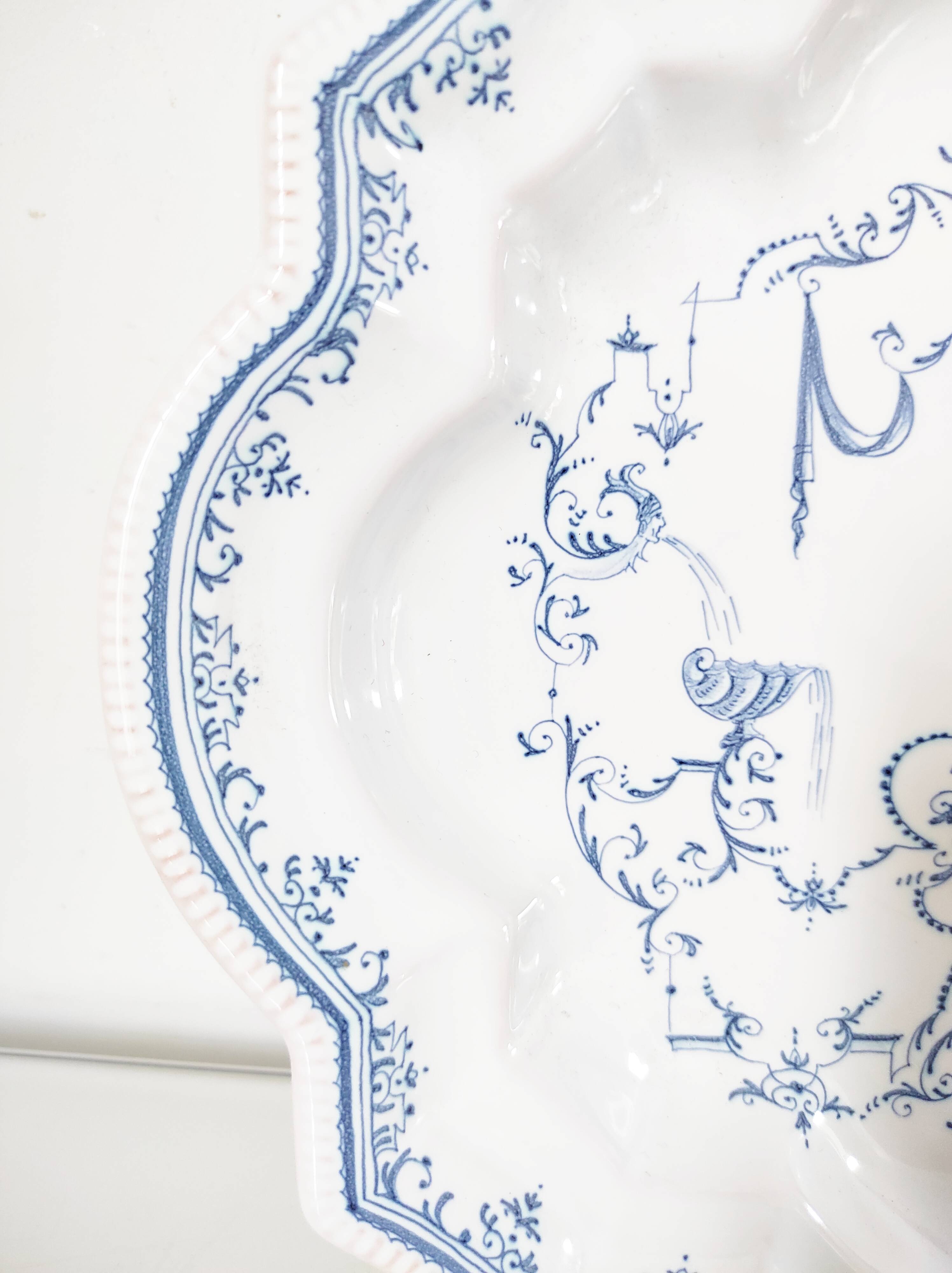 Assiette creuse décor bleu Moustiers