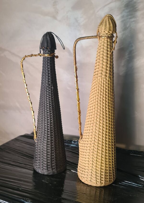 lot Bouteilles scoubidou des années ,1960 a70   , 1 noir et 1 creme  44x10