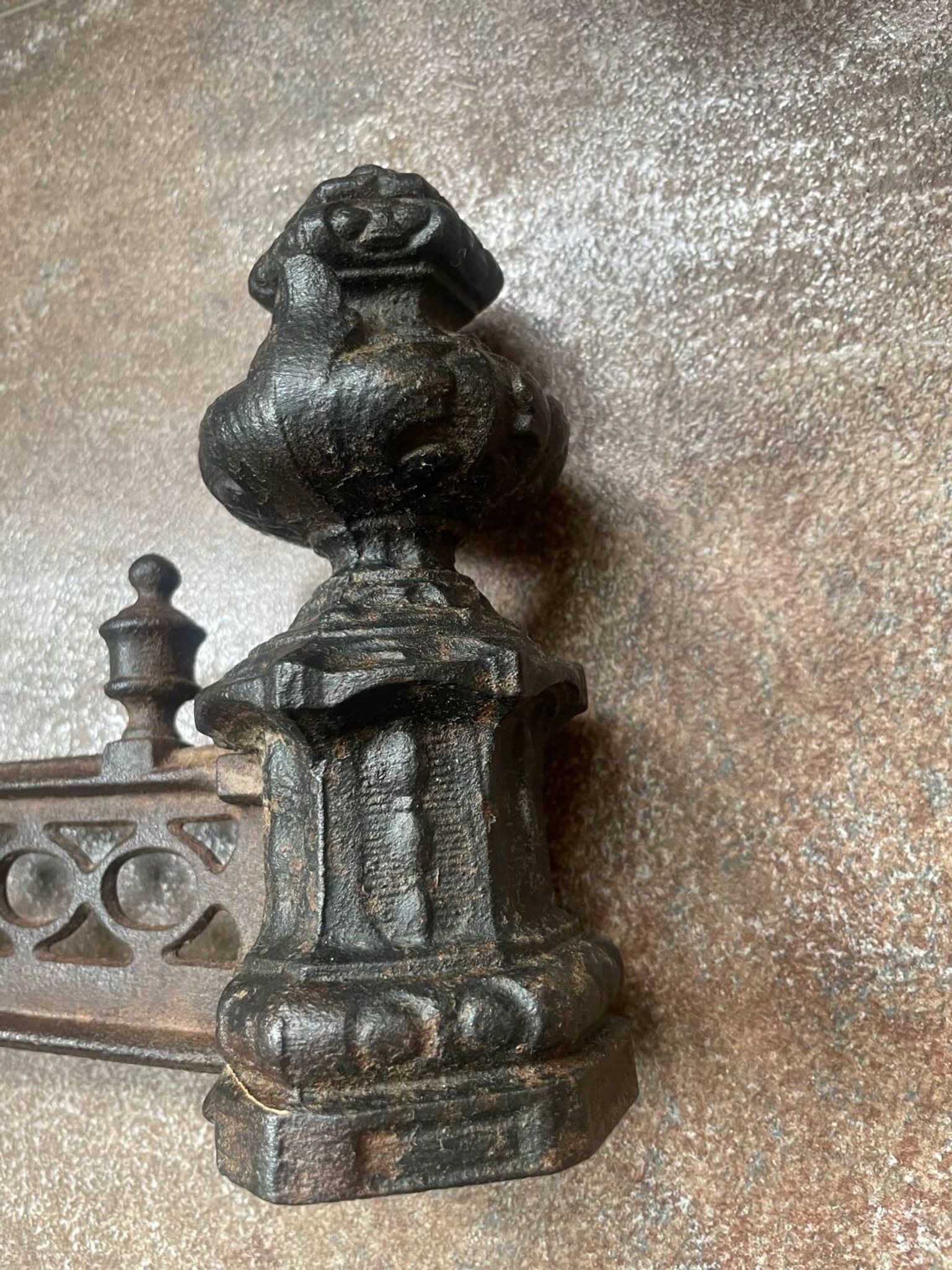Paire de chenets en bronze style Louis XVI