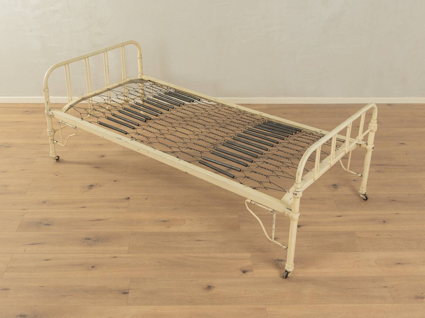 1920s bed
