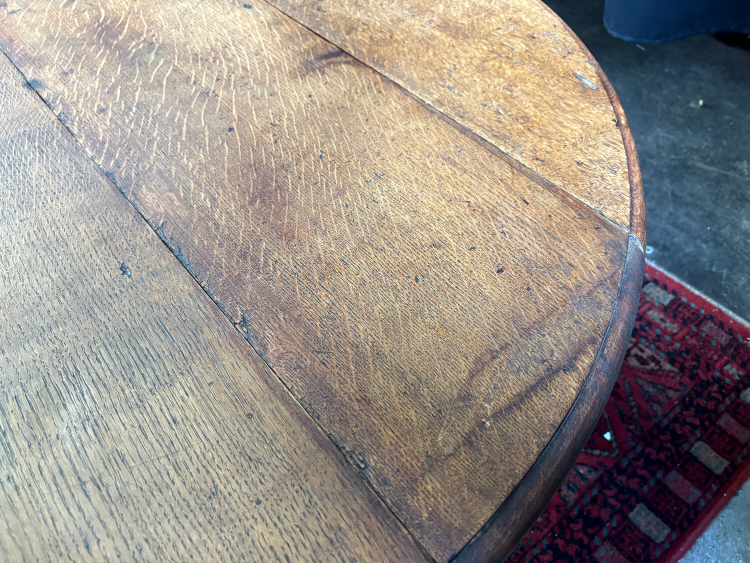 Round oak coffee table with drop leaves and turned legs