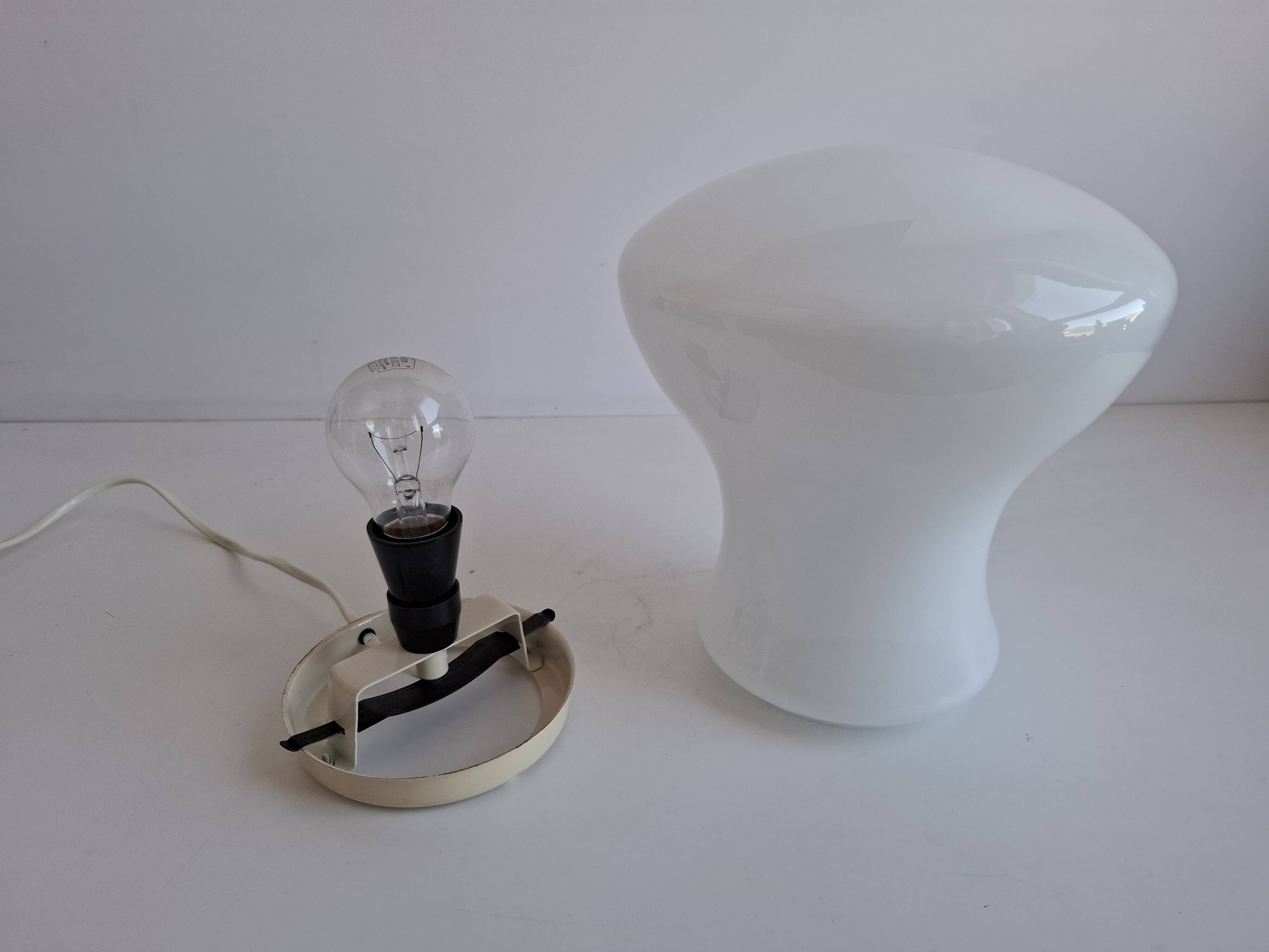 Lampe de table en verre opalin tchécoslovaque d'Ivan Jakeš des années 1970