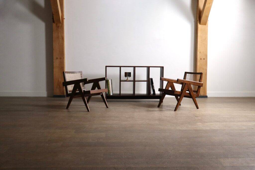 Chaises longues Pierre Jeanneret PJ-SI-29-A en teck et en rotin, années 1950.