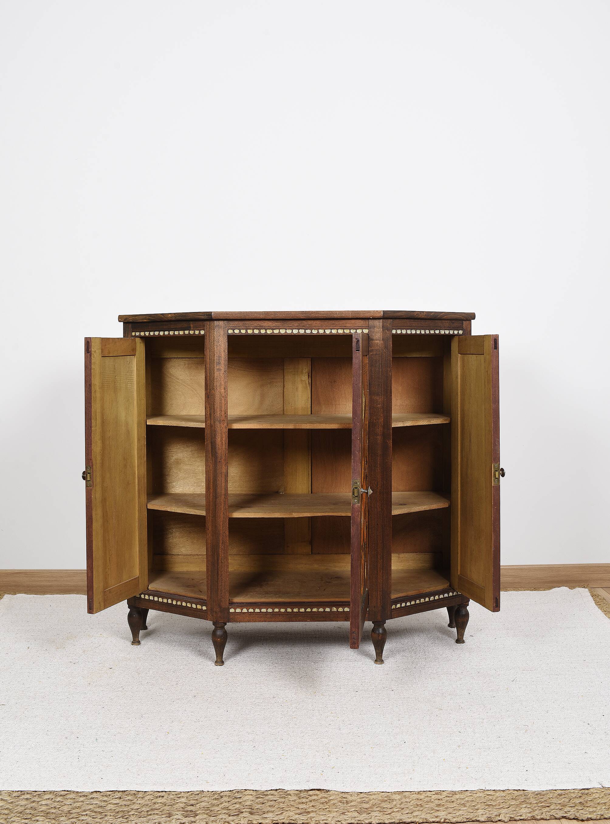 Buffet ou armoire d'angle, à 3 faces, en bois massif, sculpté et peint.