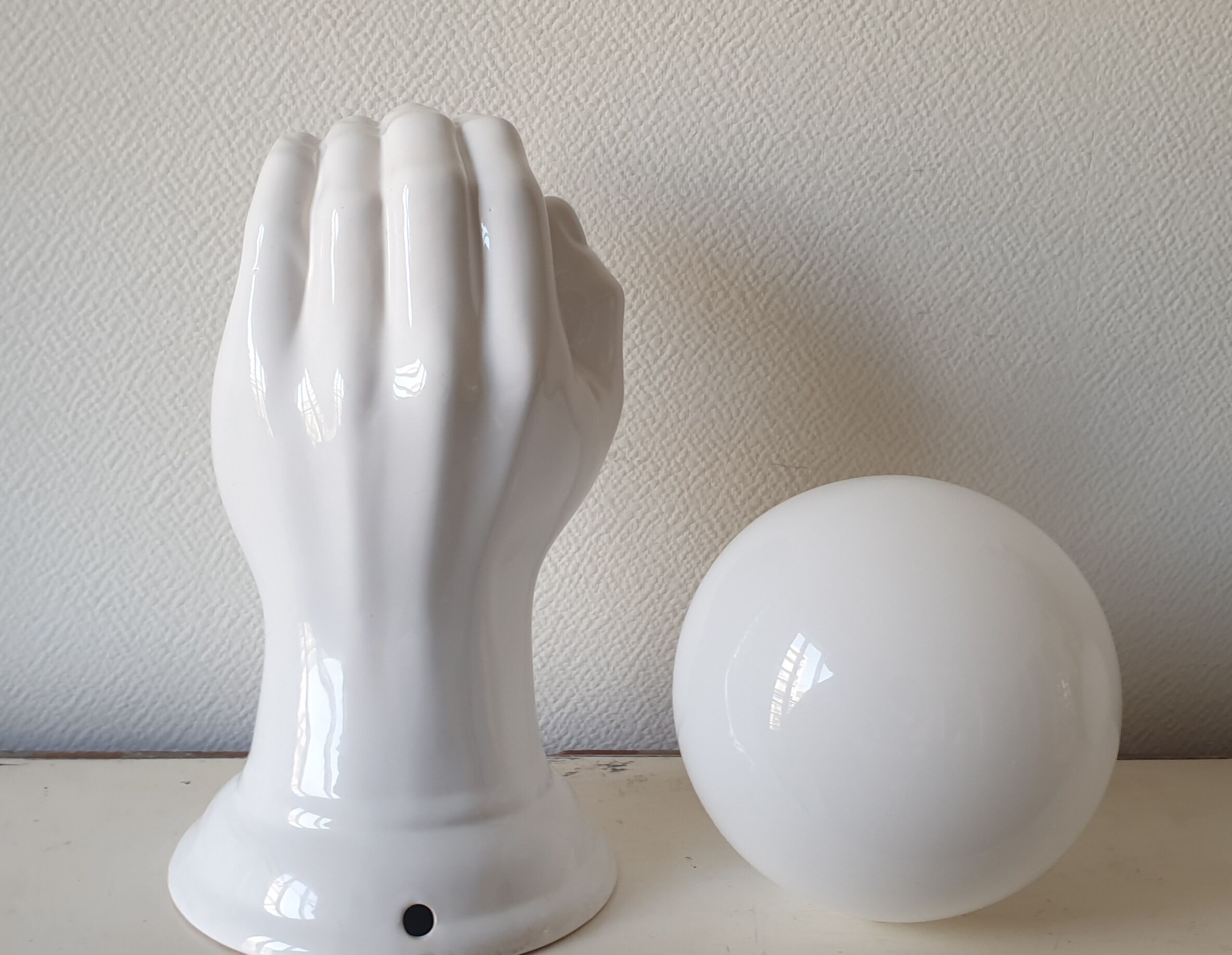 Hand-shaped ceramic and opaline globe, signed delfts wit