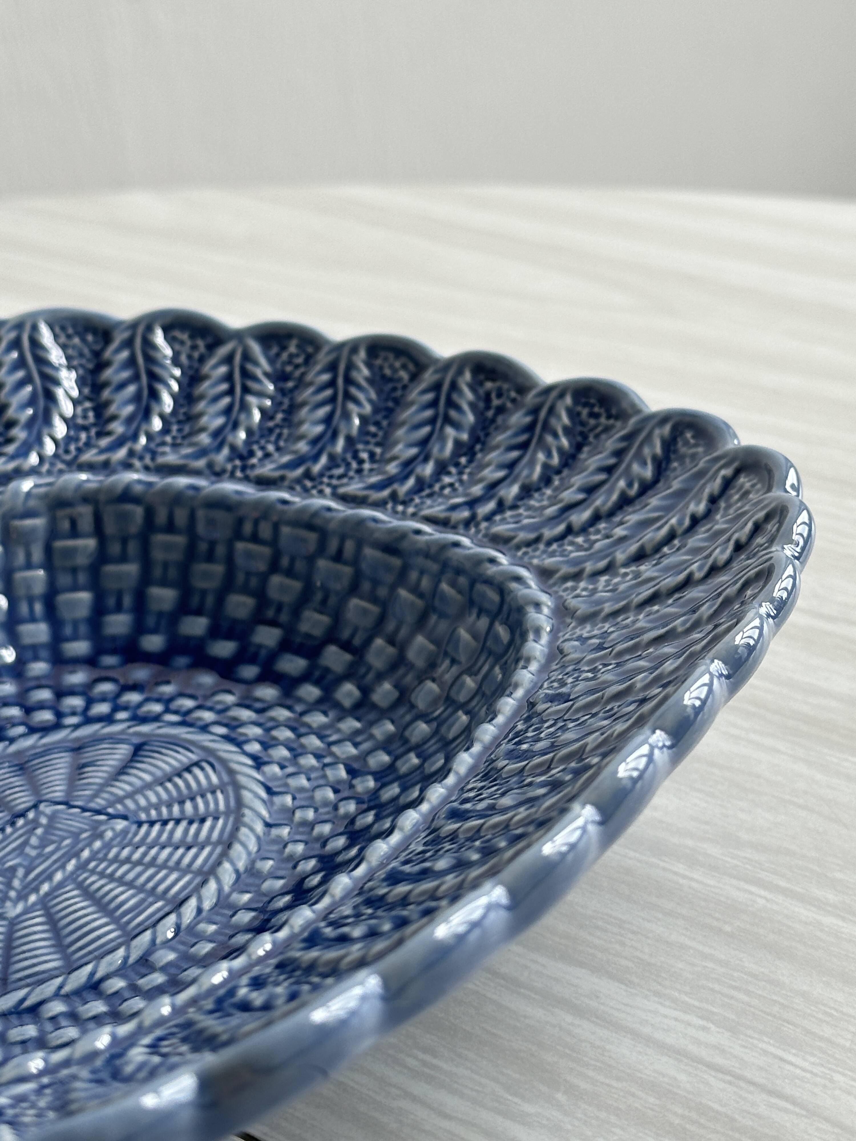 Plat en céramique bleu.