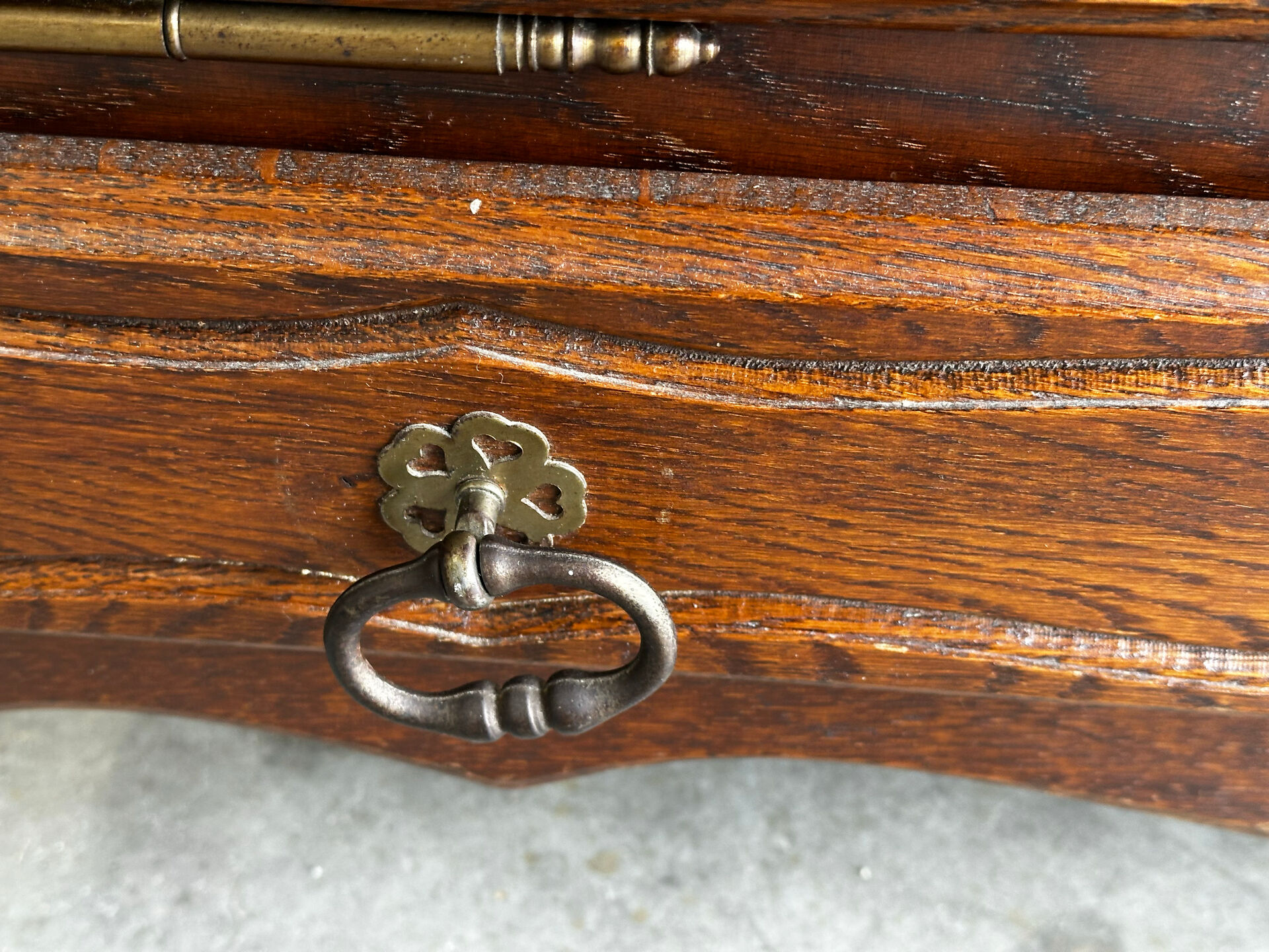 Petite commode en chêne à abattant – Mid-Century