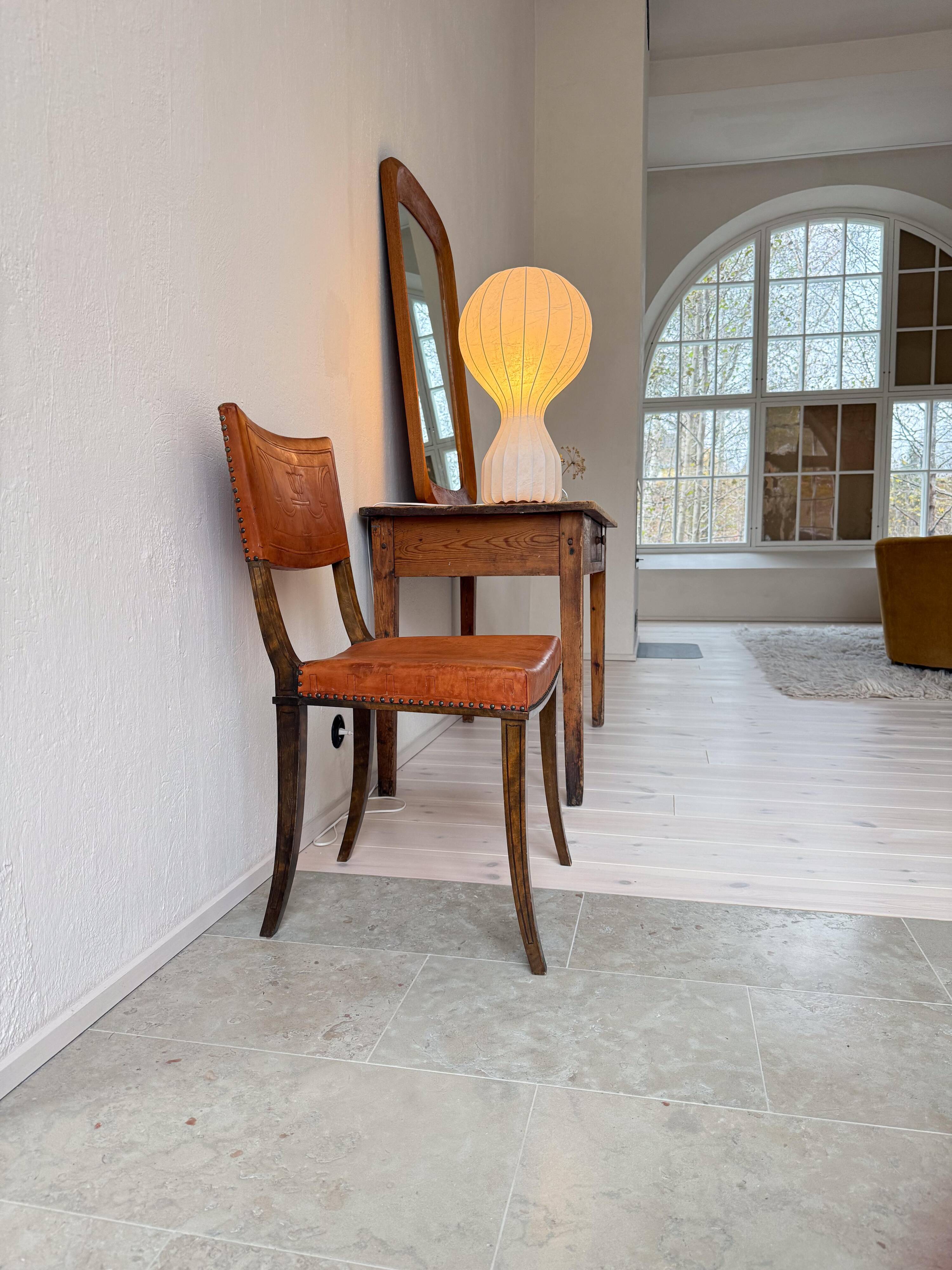 Chaise suédoise Art déco en pin et cuir Carl Bergsten 1929