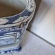 Magnifique cache-pot oriental sur piédestal en porcelaine bleue et blanche