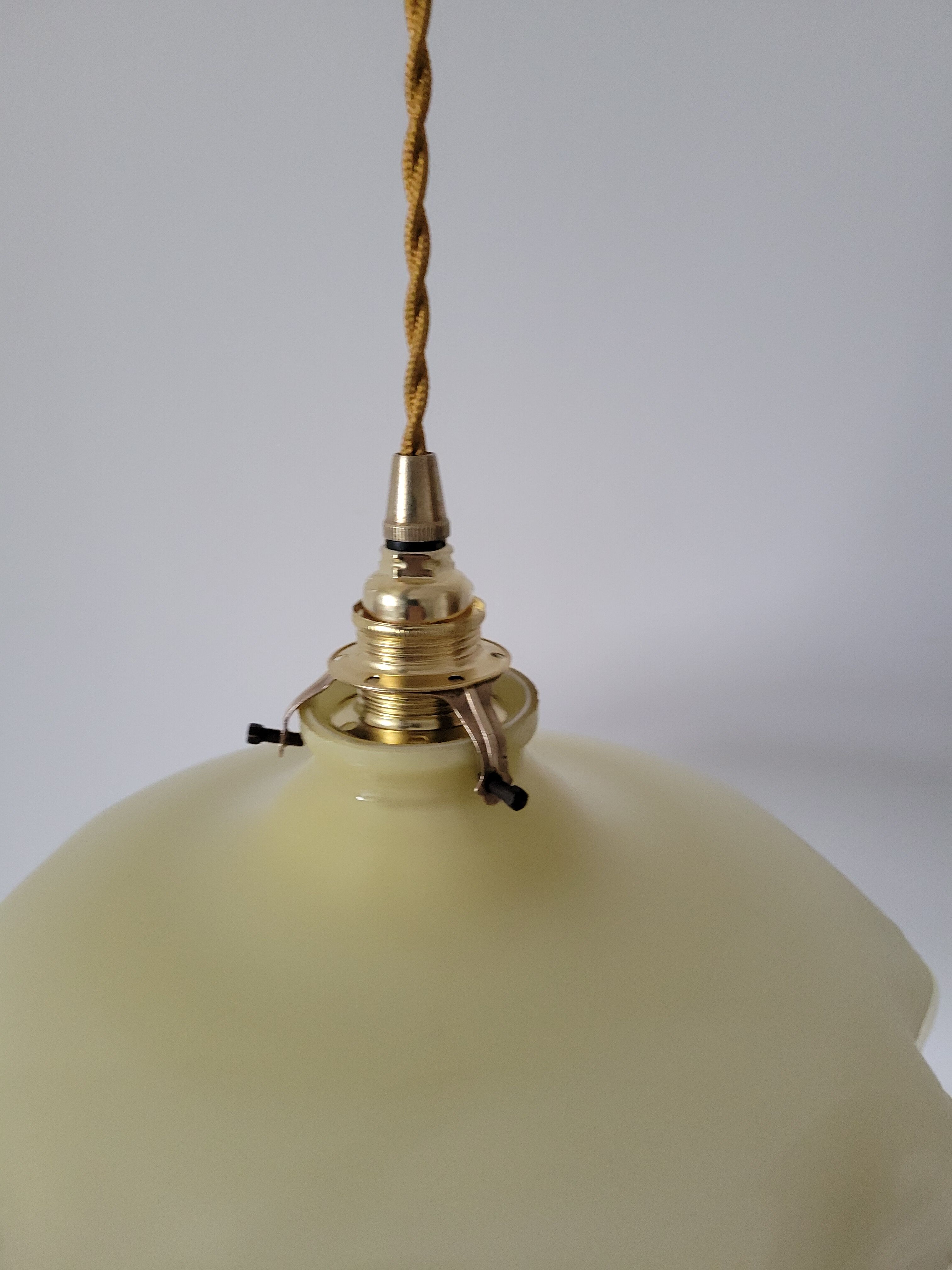 Yellow opaline suspension