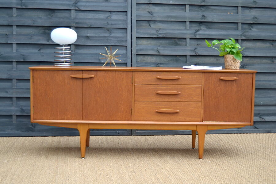 Enfilade anglaise par Jentique en teck