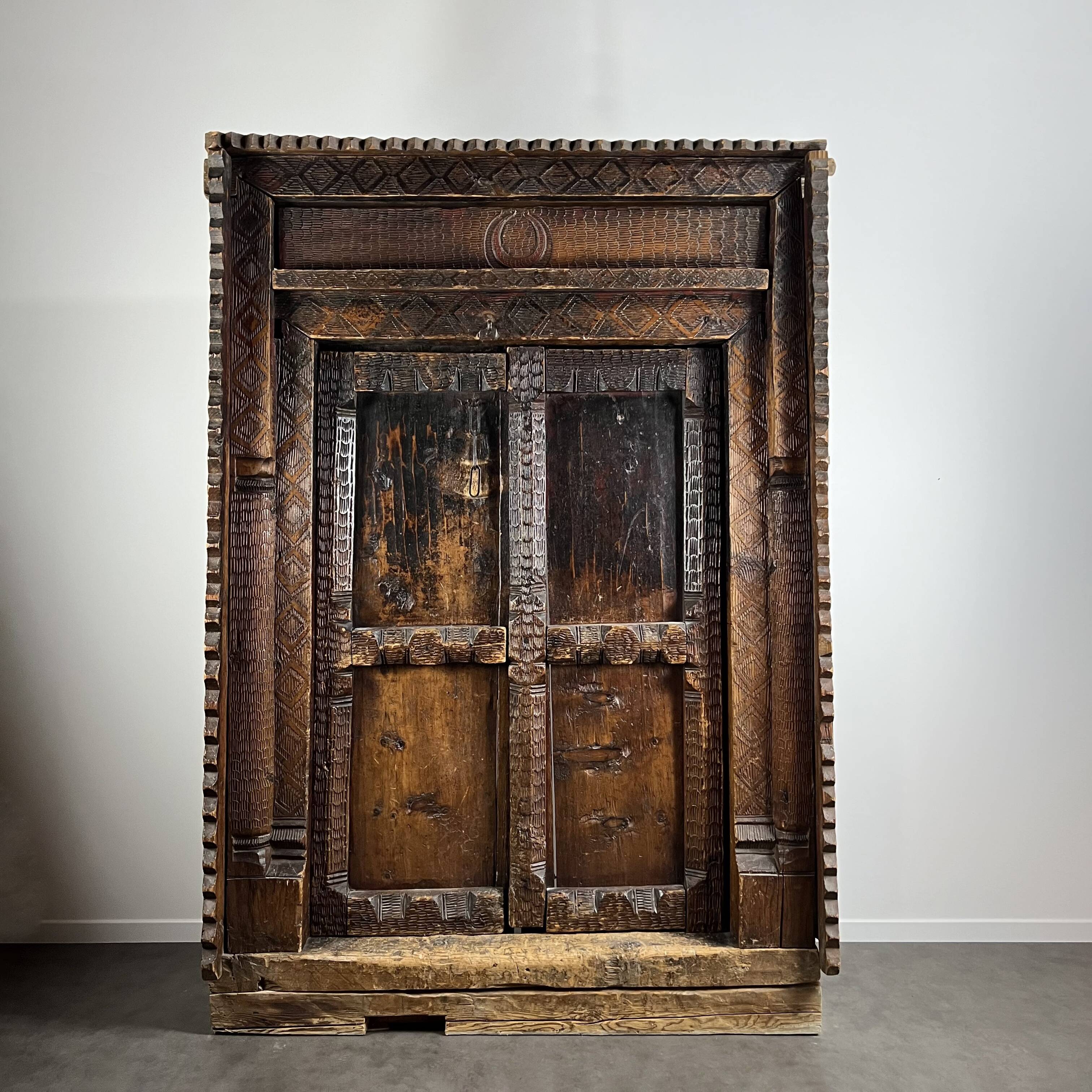 Afghan door in carved wood from the late 19th century with Palace Temple framing.