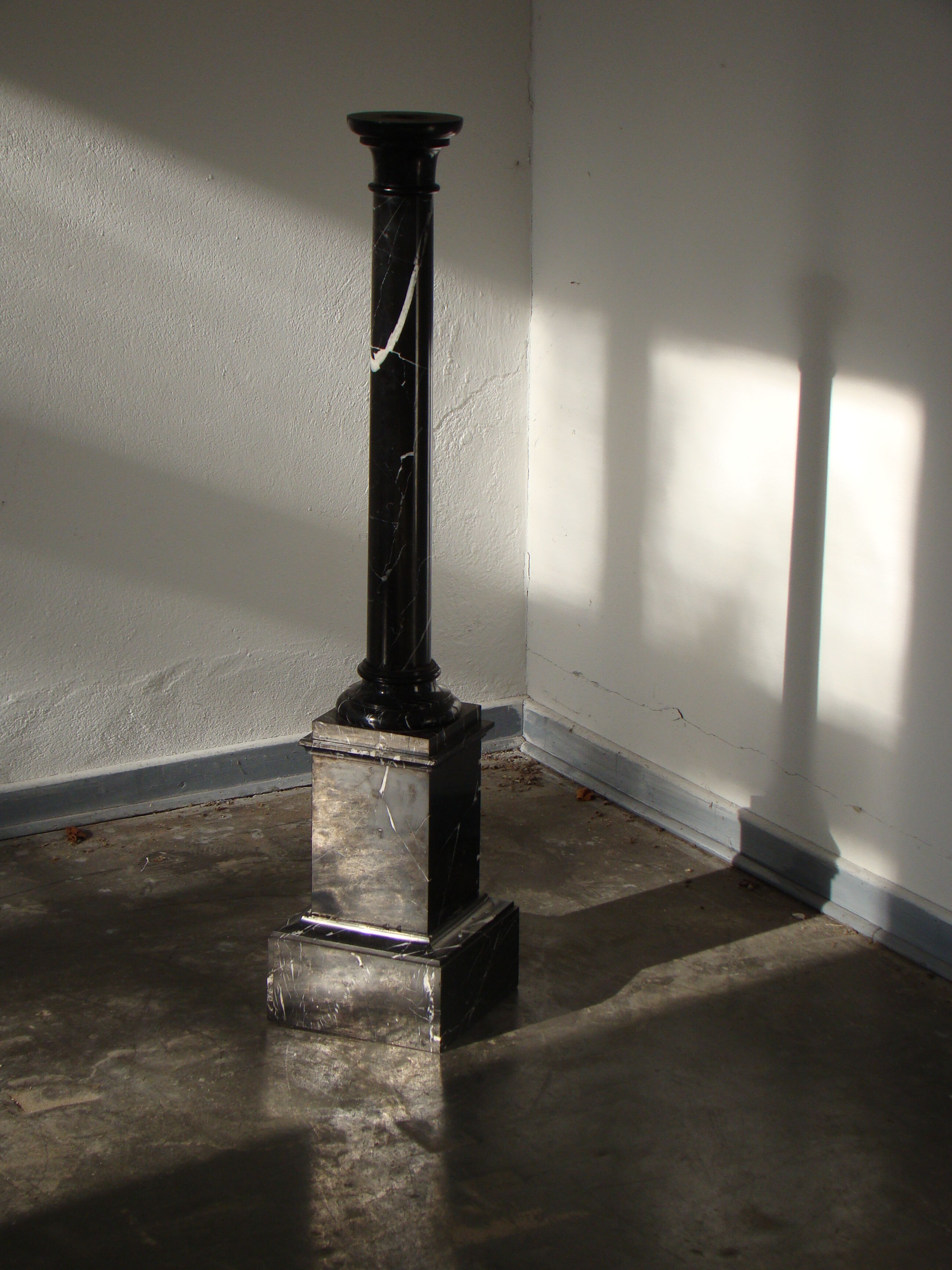 Pilier ou colonne en marbre noir