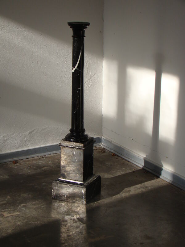 Pilier ou colonne en marbre noir