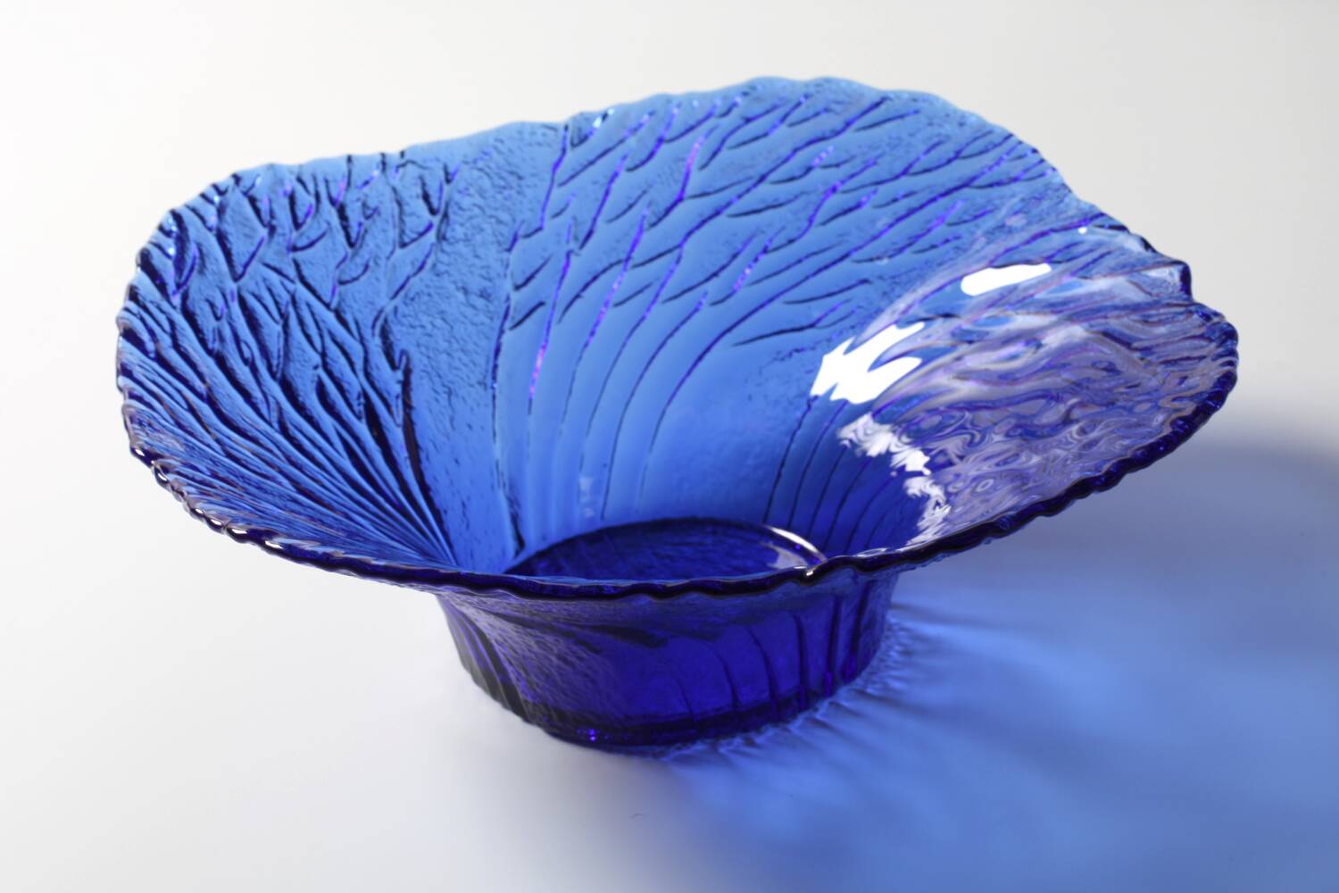 Bol en verre cobalt bleu du milieu du siècle : design finlandais 'Metsä', années 1970