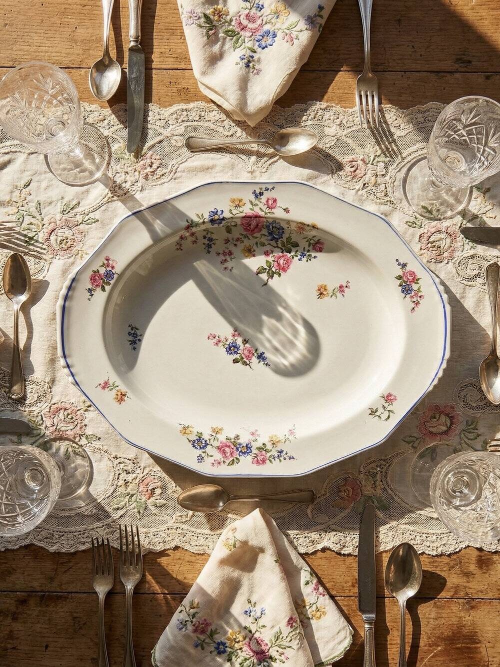 Service plate Bernardaud Limoges porcelain with floral decoration from the 1920s to 1950s.