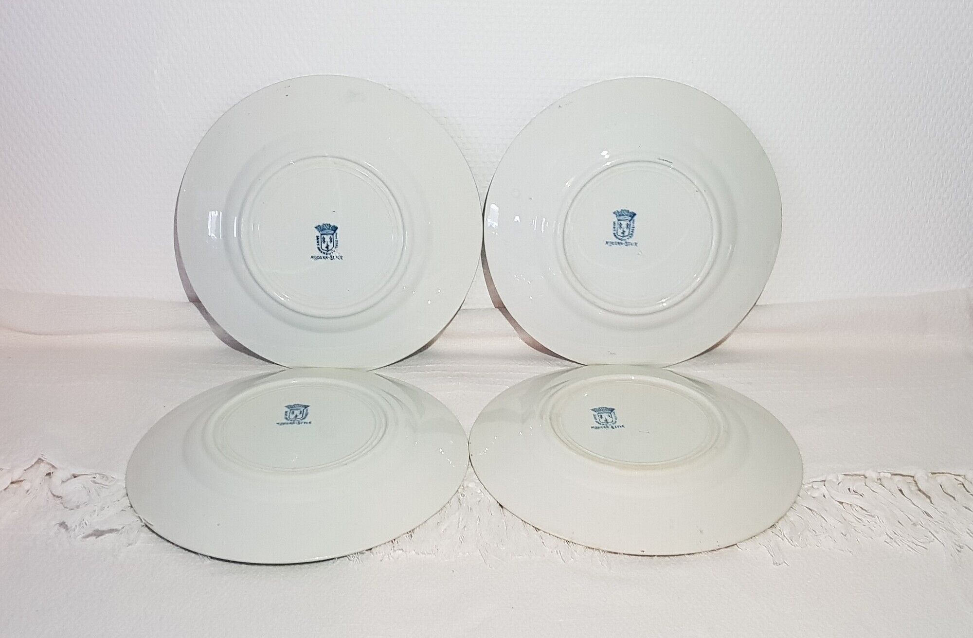 Lot 4 flat plates in Earthenware of St Amand and Hamage model Modern-Style, iron earth.
