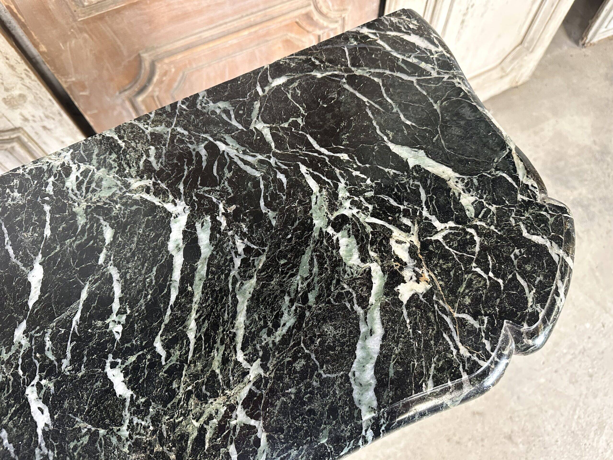 Cheminée de style Louis XV en marbre vert des Alpes circa 1900