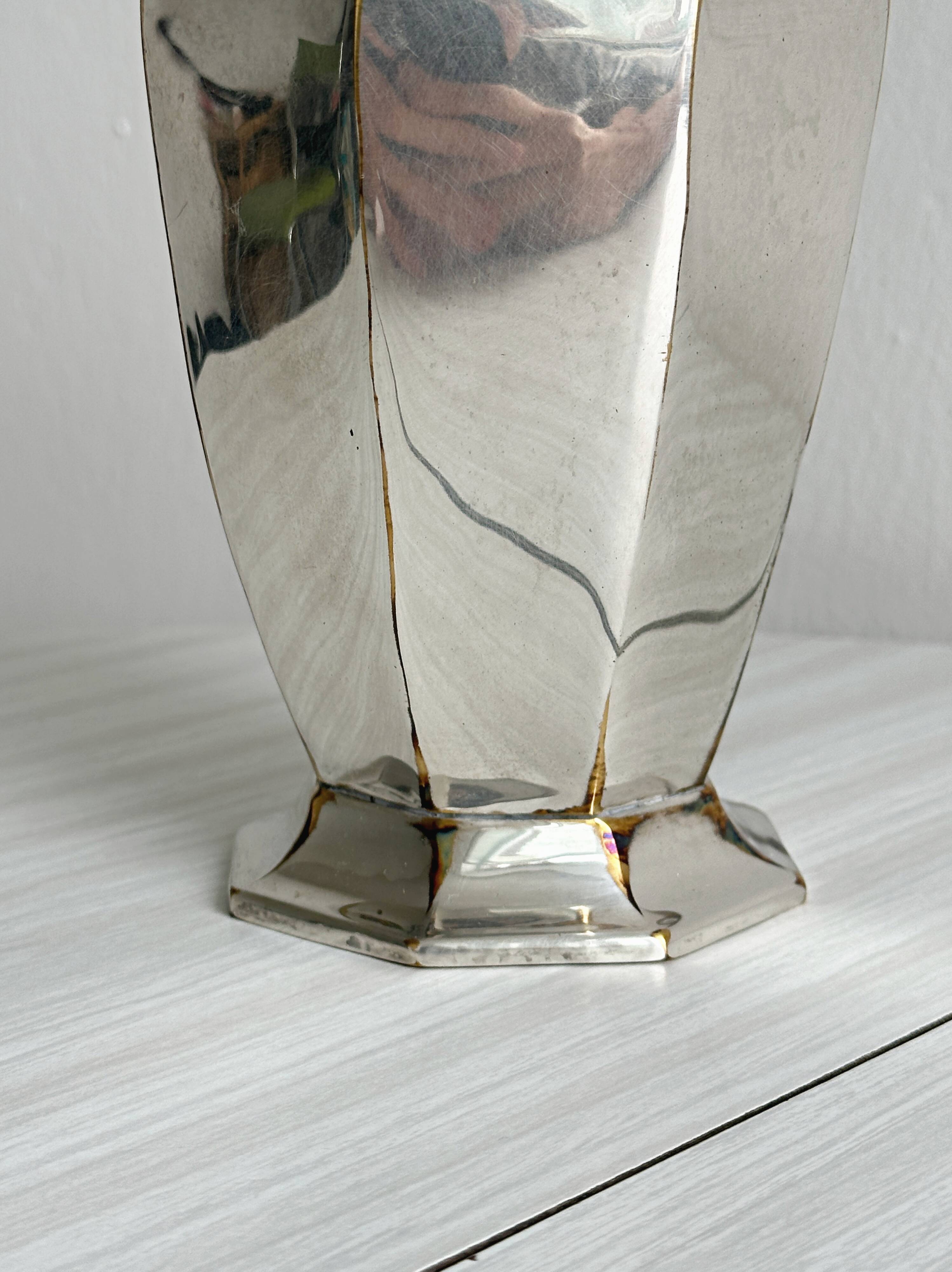 Vase en métal argenté à pans coupés