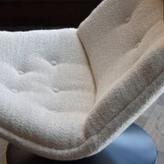 Artifort F511 chair