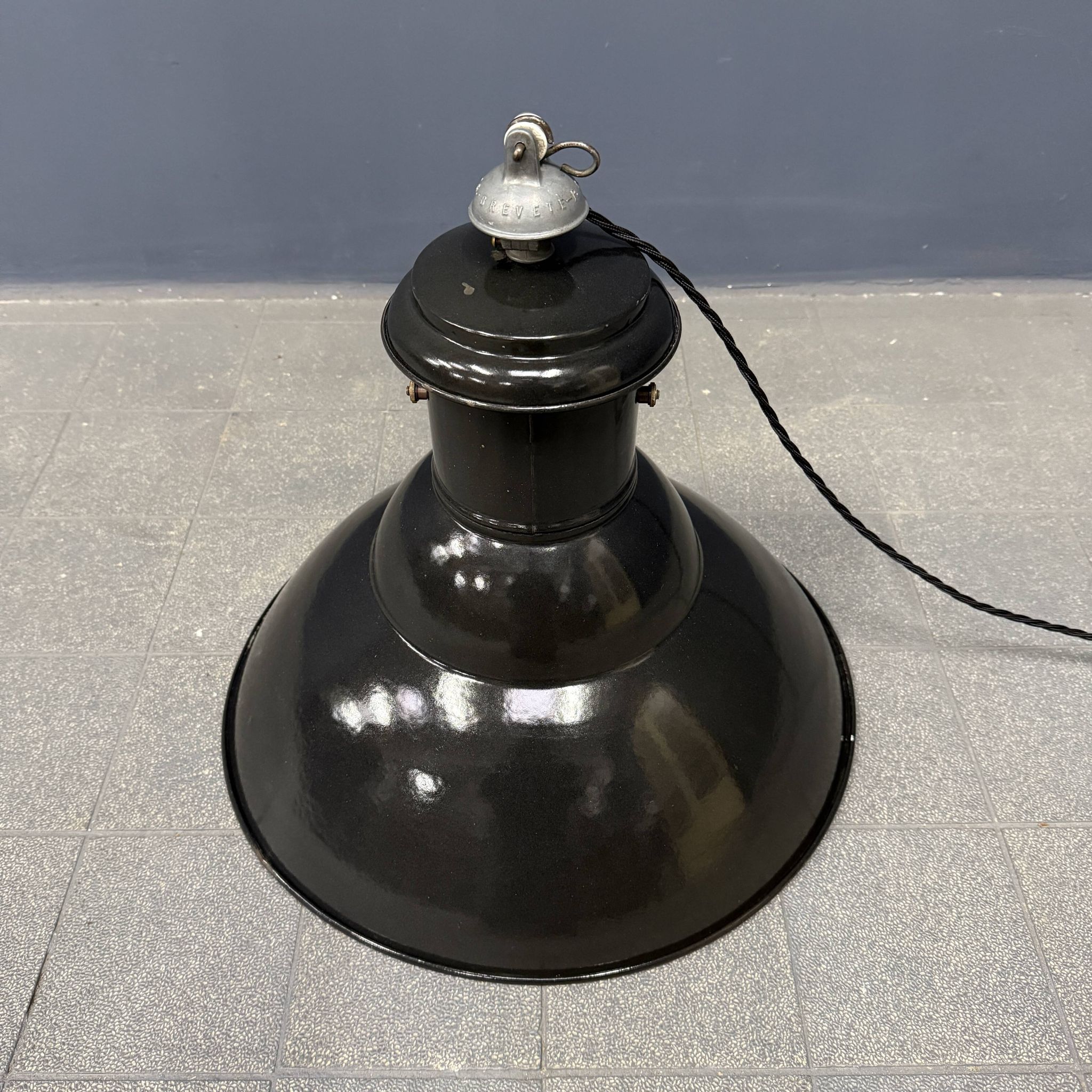 Lampe à suspension industrielle française en émail noir de taille moyenne