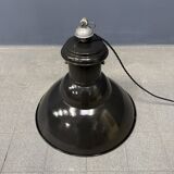 Lampe à suspension industrielle française en émail noir de taille moyenne