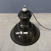 Lampe à suspension industrielle française en émail noir de taille moyenne