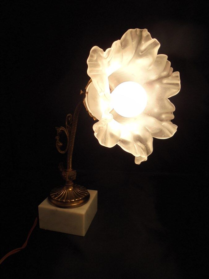 Opaline flower lamp