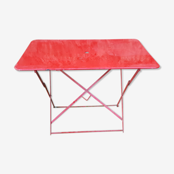 Table rouge en fer de jardin